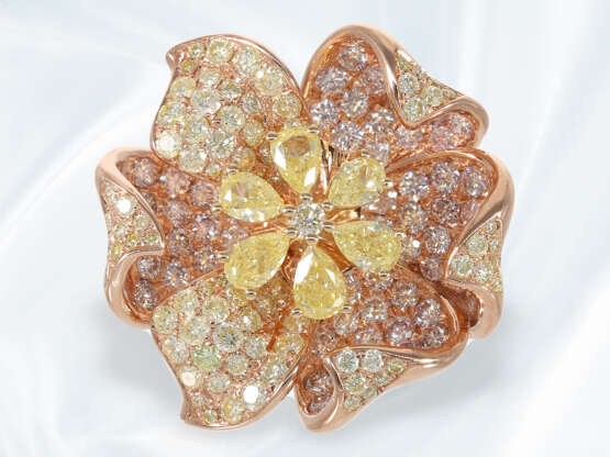Ring: ungetragener, äußerst interessant gearbeiteter und moderner Designer-Brillant/Goldschmiedering in Blütenform, ca. 3,57ct Fancy Pink/Yellow - Foto 2