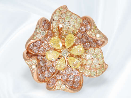 Ring: ungetragener, äußerst interessant gearbeiteter und moderner Designer-Brillant/Goldschmiedering in Blütenform, ca. 3,57ct Fancy Pink/Yellow - фото 3