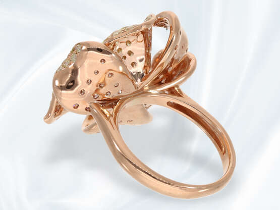 Ring: ungetragener, äußerst interessant gearbeiteter und moderner Designer-Brillant/Goldschmiedering in Blütenform, ca. 3,57ct Fancy Pink/Yellow - Foto 4