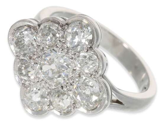 Ring: weißgoldener, sehr schöner und dekorativer Diamant-Goldschmiedering in antikem Stil, ca. 2,5ct, - фото 2