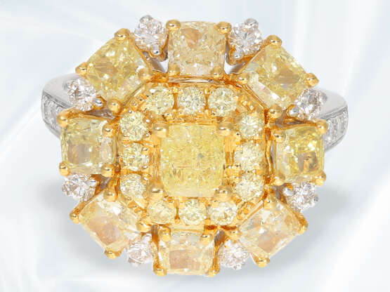 Ring: ungetragener, aufwendig gefertigter Diamant-Goldschmiedering, Handarbeit aus 18K Weißgold, ca. 3,97ct, Fancy Yellow! - фото 2
