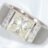 Ring: sehr hochwertig gefertigter Platin-Diamant/Brillant-Goldschmiedering, schöner Diamant im Princess-Cut von ca. 2,17ct, ungetragen - фото 2