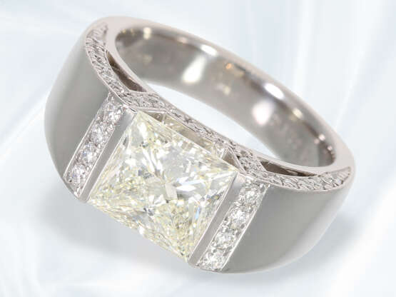 Ring: sehr hochwertig gefertigter Platin-Diamant/Brillant-Goldschmiedering, schöner Diamant im Princess-Cut von ca. 2,17ct, ungetragen - фото 3