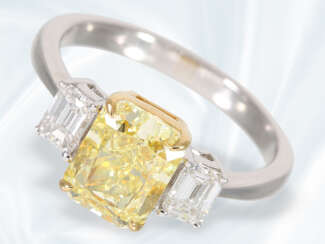Ring: wertvoller, neuwertiger Diamantring mit einem gelben Fancy Diamanten von ca. 2,5ct und 2 feinen weißen Emerald-Cut Diamanten, mit GIA-Report