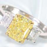 Ring: wertvoller, neuwertiger Diamantring mit einem gelben Fancy Diamanten von ca. 2,5ct und 2 feinen weißen Emerald-Cut Diamanten, mit GIA-Report - photo 2