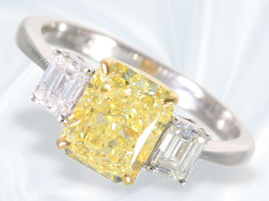 Ring: wertvoller, neuwertiger Diamantring mit einem gelben Fancy Diamanten von ca. 2,5ct und 2 feinen weißen Emerald-Cut Diamanten, mit GIA-Report - Foto 2
