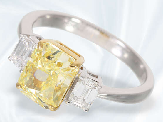 Ring: wertvoller, neuwertiger Diamantring mit einem gelben Fancy Diamanten von ca. 2,5ct und 2 feinen weißen Emerald-Cut Diamanten, mit GIA-Report - photo 3