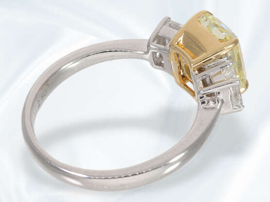 Ring: wertvoller, neuwertiger Diamantring mit einem gelben Fancy Diamanten von ca. 2,5ct und 2 feinen weißen Emerald-Cut Diamanten, mit GIA-Report - photo 5