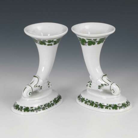 Paar Füllhorn-Vasen mit Weinlaubdekor, - photo 1