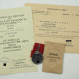 Medaille Winterschlacht im Osten, in Tüte, mit Urkunde für einen gefallenen Leutnant der 4./ Infanterie-Regiment 320. - photo 1