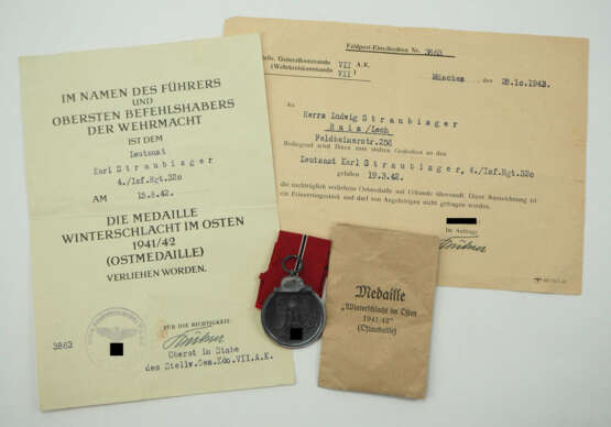 Medaille Winterschlacht im Osten, in Tüte, mit Urkunde für einen gefallenen Leutnant der 4./ Infanterie-Regiment 320. - Foto 1