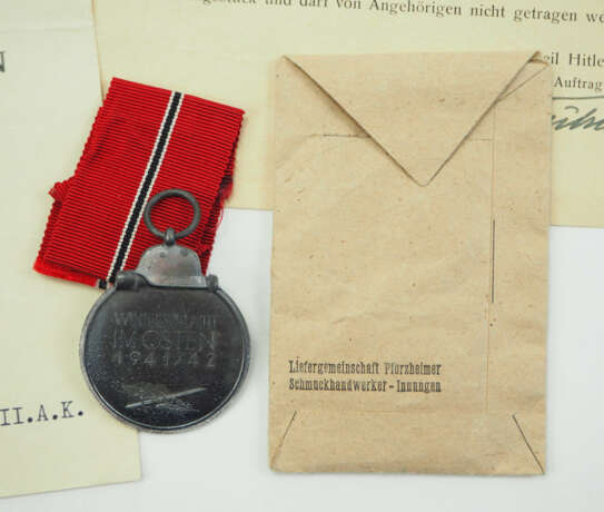 Medaille Winterschlacht im Osten, in Tüte, mit Urkunde für einen gefallenen Leutnant der 4./ Infanterie-Regiment 320. - photo 2