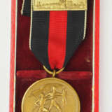 Medaille zur Erinnerung an den 1. Oktober 1938, mit Spange PRAGER BURG, im Etui. - Foto 1