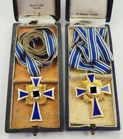 Ehrenkreuz der Deutschen Mutter, in Gold, im Etui - 2 Exemplare. - Foto 1