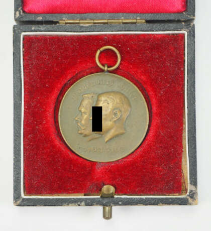 Adolf Hitler und v. Hindenburg Medaille, im Etui. - photo 1