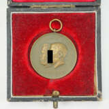 Adolf Hitler und v. Hindenburg Medaille, im Etui. - photo 1