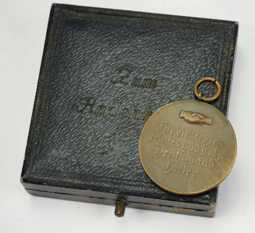 Adolf Hitler und v. Hindenburg Medaille, im Etui. - фото 2