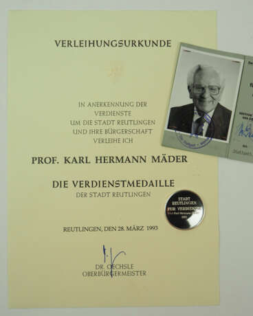 Baden-Württemberg: Verdienstmedaille der Stadt Reutlingen, mit Urkunde für den Prof. Karl Hermann Mäder. - photo 1