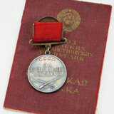 Sowjetunion: Medaille für Verdienste im Kampf, 1. Typ, mit Verleihungsbuch. - Foto 1