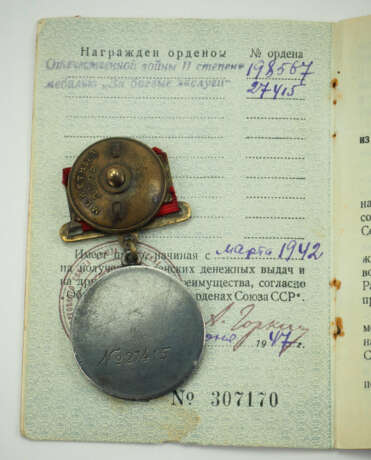 Sowjetunion: Medaille für Verdienste im Kampf, 1. Typ, mit Verleihungsbuch. - photo 2