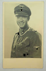 Studioporträt eines Unteroffiziers der Leibstandarte Adolf Hitler.