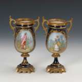 2 Vasen mit Watteaumalerei und Metallmo - photo 1