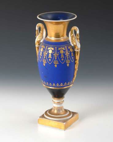 Empire-Vase mit Genremalerei. - фото 3