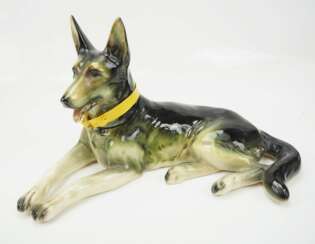 Cortendorf: Liegender Schäferhund.