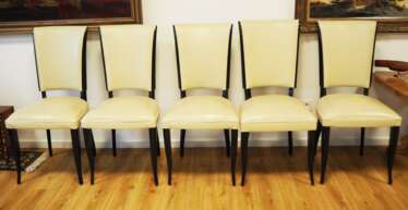 5 Stühle.