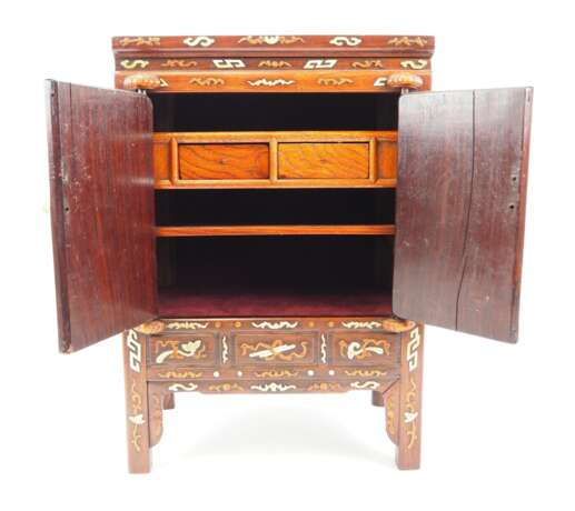 China: Miniaturschrank. - photo 2