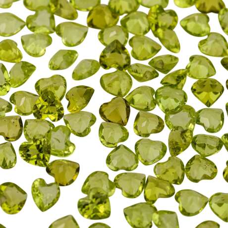 Konvolut ca. 300 Peridots in Herzform, - фото 3