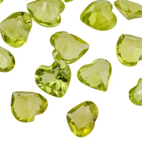 Konvolut ca. 300 Peridots in Herzform, - photo 4