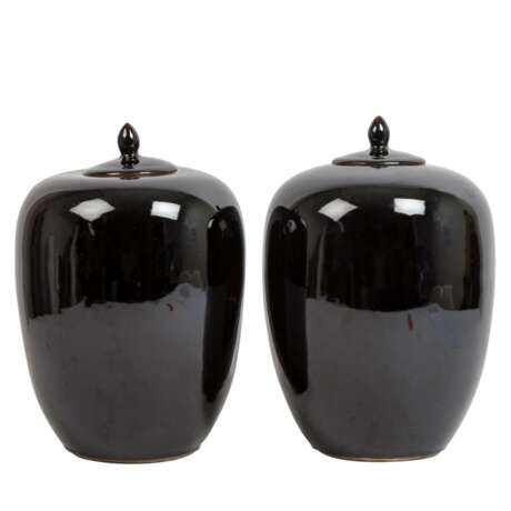 Paar schwarz glasierte Deckelgefäße. CHINA, - фото 1