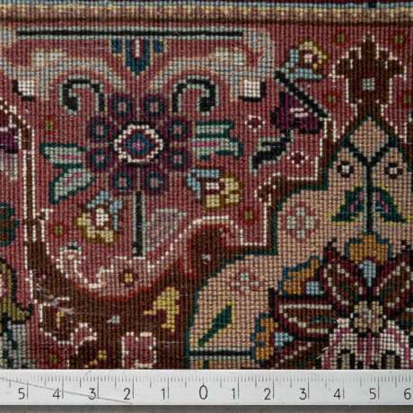 Orientteppich. TÄBRIZ fein/PERSIEN, 20. Jh., 392x305 cm. - photo 4