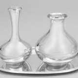 Zwei kleine Vasen mit Tablett - Foto 1