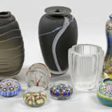 Sammlung von vier modernen Vasen und fünf Paperweights - photo 1