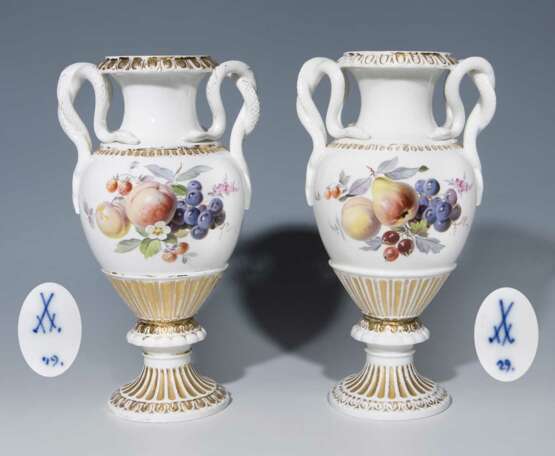 Paar Schlangenhenkel-Vasen. - фото 1