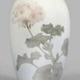 Jugendstil-Vase mit unterglasurfarbenem Geraniendekor - Foto 1