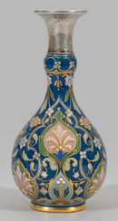 Kleine Jugendstil-Vase mit Pâte-sur-pâte-Malerei