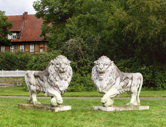Paar monumentale Löwen als Parkskulpturen - photo 1