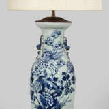 Chinesische Balustervase mit Blauweiß-Dekor als Tischleuchte - photo 1