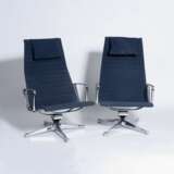 Charles & Ray Eames. Paar Aluminium Chairs EA 124. - фото 1