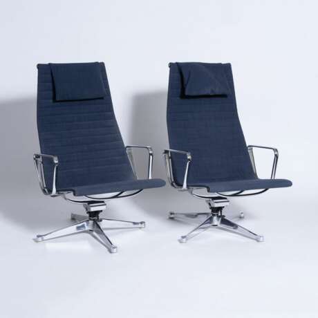 Charles & Ray Eames. Paar Aluminium Chairs EA 124. - photo 2