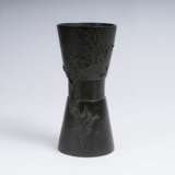 Bronze-Vase mit Prunusrelief. - Foto 1