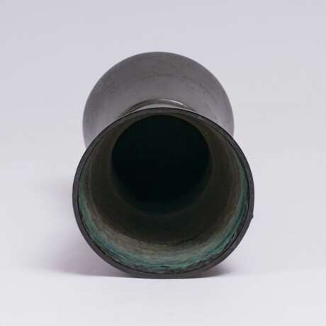 Bronze-Vase mit Prunusrelief. - Foto 3