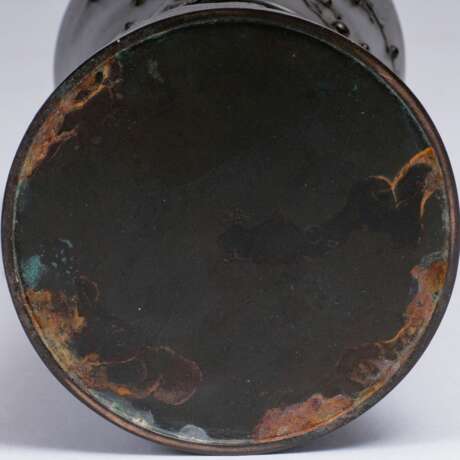 Bronze-Vase mit Prunusrelief. - Foto 4