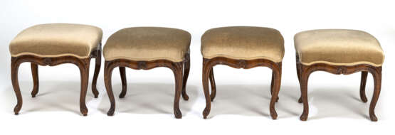 Serie von vier Hockern und Serie von vier Barock-Fauteuils - photo 3