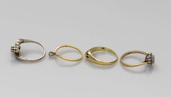 Vier kleine Ringe mit Diamanten - фото 3