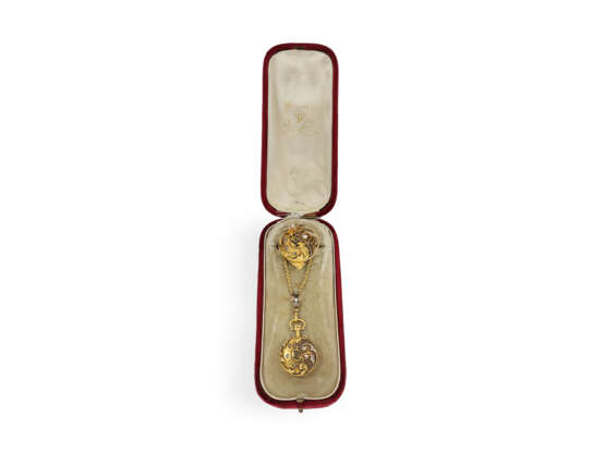 Hochfeine "Louis XV-Stil" Chatelaineuhr besetzt mit Brillanten, Perlen und Rubinen, mit Originalbox - Foto 9