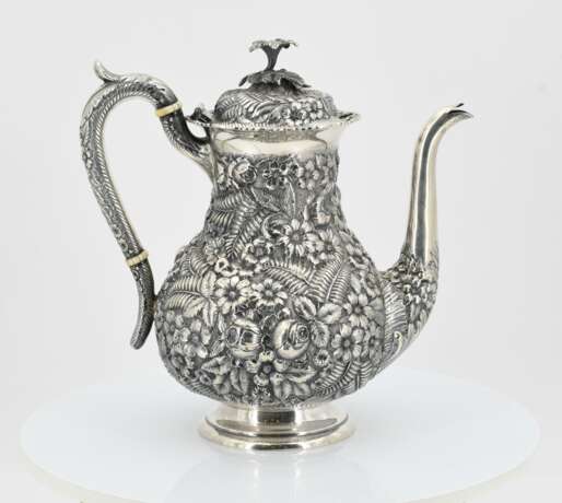 Four-piece coffee service decorated with dense floral relief - Foto 15